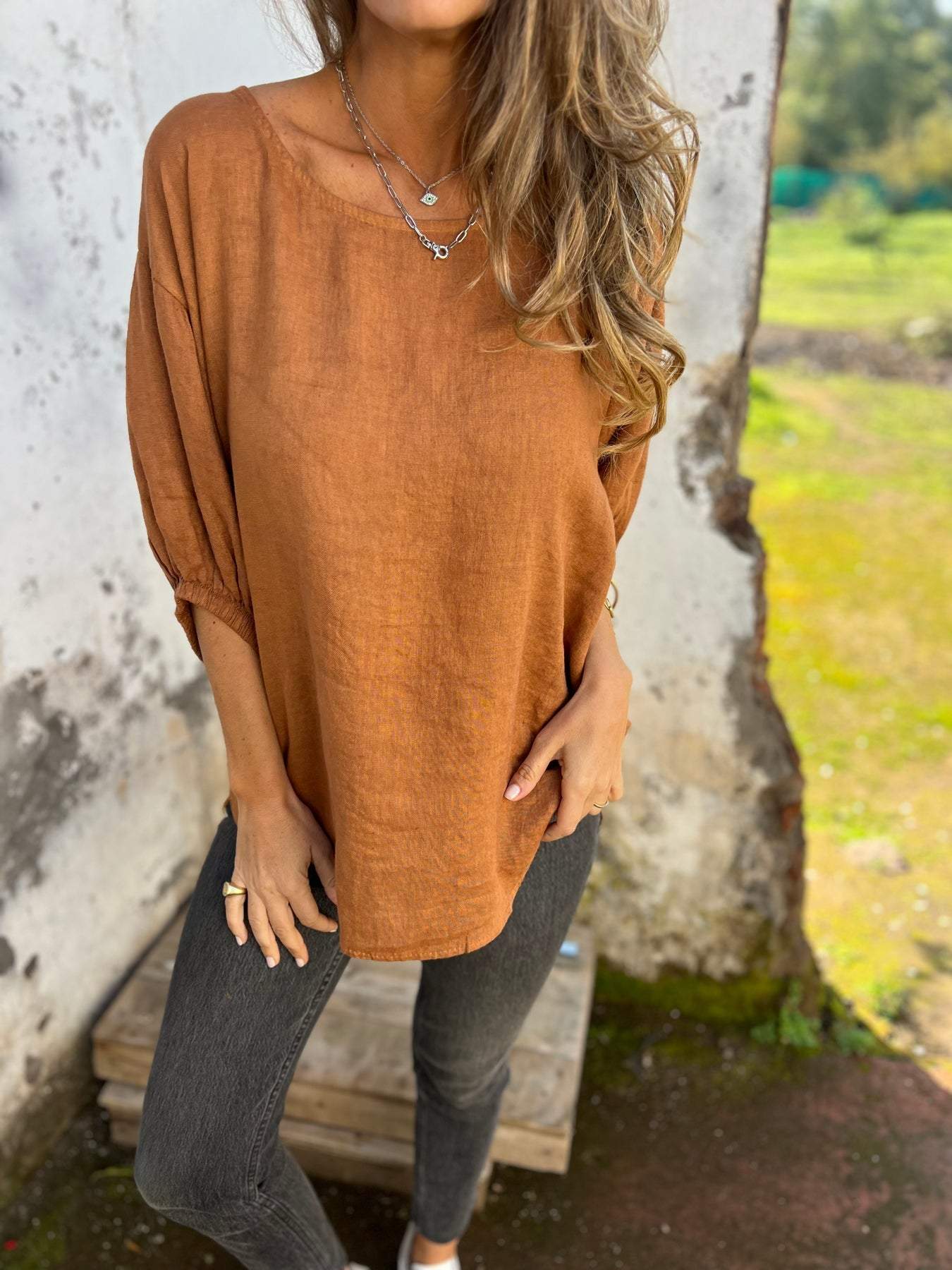Evangeline | Top with round neckline and mid-length sleeves, made of cotton and linen – perfect for everyday wear