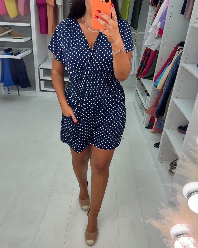 Stina | Afslappet sommer-jumpsuit med korte ærmer, prikket print og V-udskæring